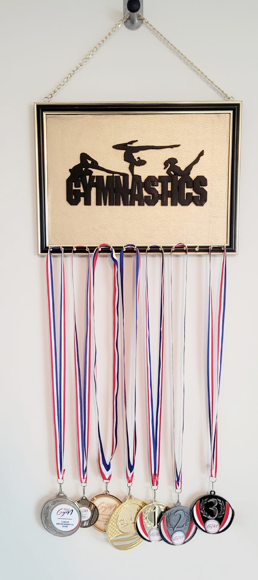 Gymnastique Rythmique – Support mural pour médailles sportive – Bois & Cuir Doré - Blanc